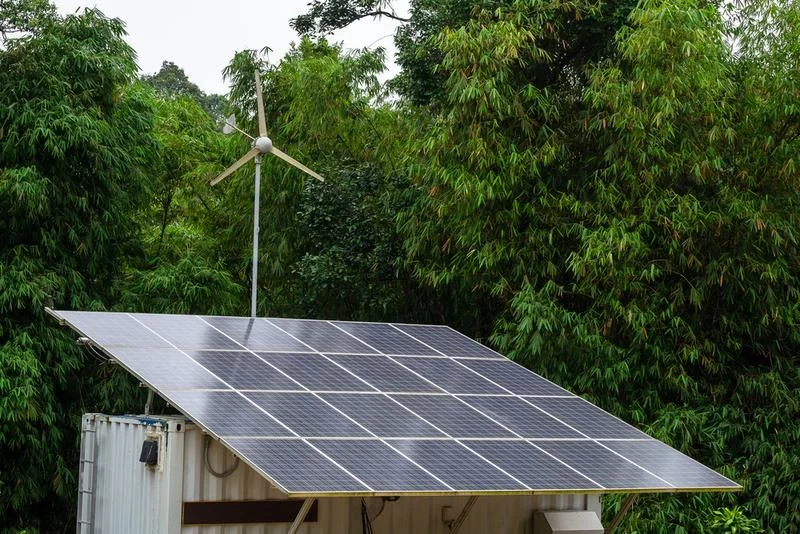 Paneles solares instalados en el techo de una casa para generación de energía