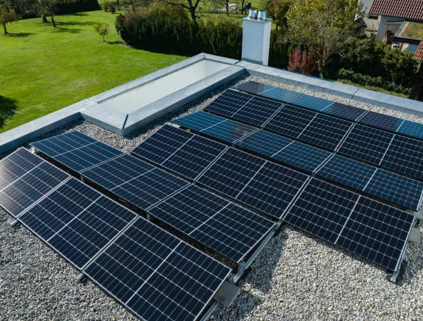 Los paneles fotovoltaicos del tejado muestran la energía solar para el hogar