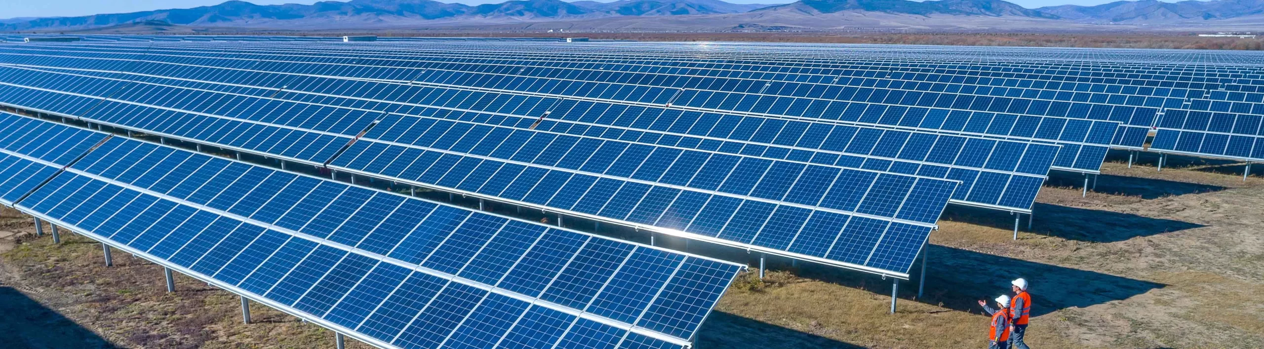 Trabajadores instalando paneles solares en un proyecto de expansión fotovoltaica