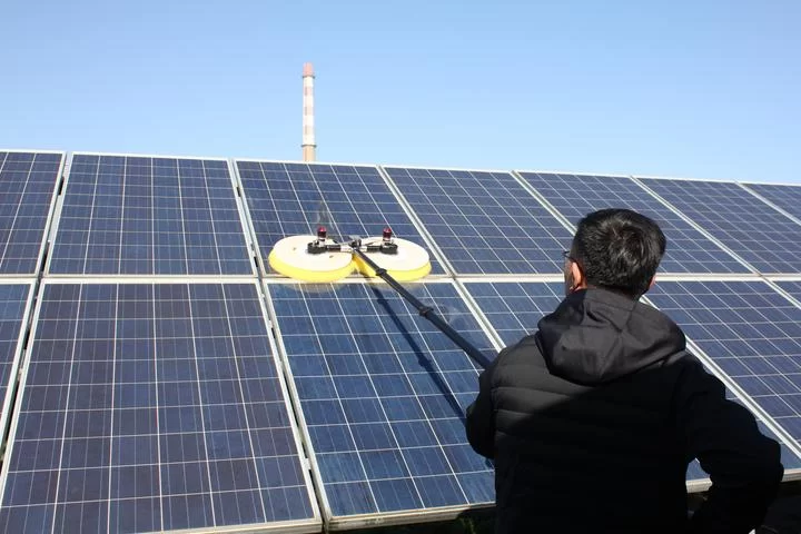 limpiar placas solares con agua y cepillo suave para mejorar la eficiencia.