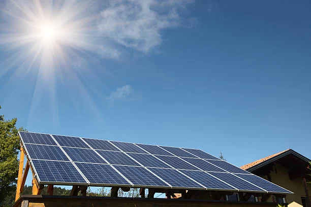 Paneles solares en el tejado bajo el sol