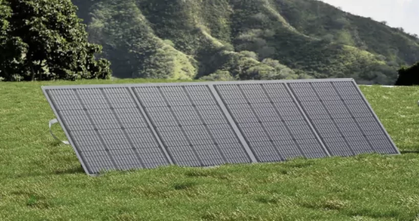 Paneles solares plegables portátiles en uso al aire libre, mostrando su diseño eficiente y funcional.