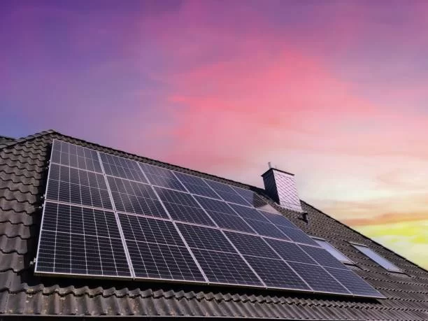 Paneles solares en tejados residenciales