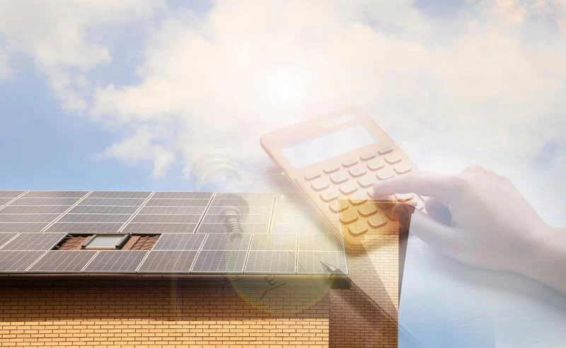 Paneles solares instalados en un techo con una calculadora mostrando el cálculo de precios.