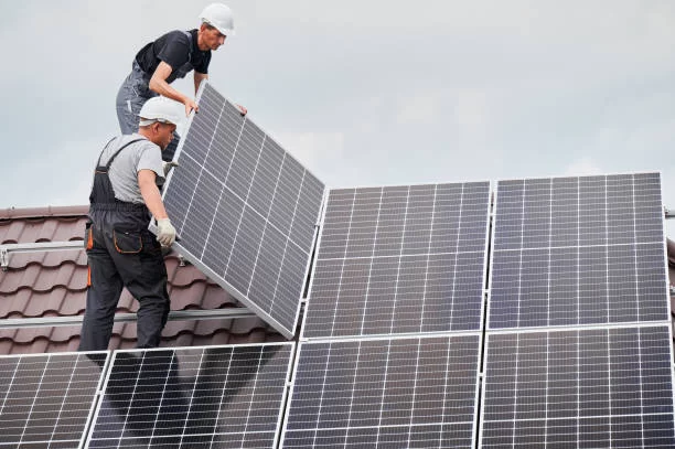 Paneles solares instalados en una casa para energía solar residencial