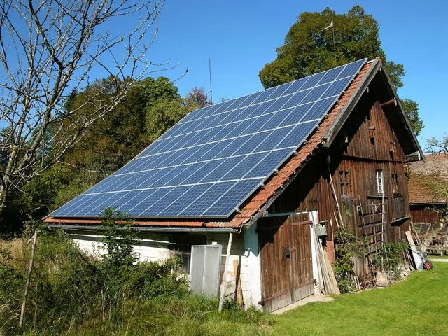 Imagen que muestra la instalación de paneles solares como parte de soluciones sostenibles para la protección del medio ambiente.