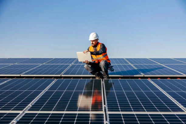 Paneles solares HJT y TOPCon instalados en aplicaciones residenciales, comerciales e industriales, destacando su versatilidad.