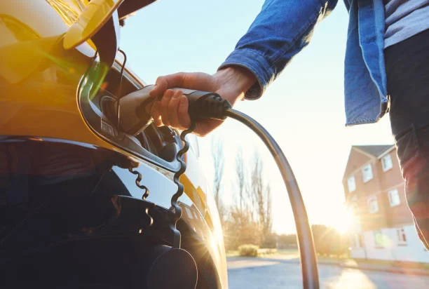 Carga de coche eléctrico en casa utilizando un cargador doméstico.