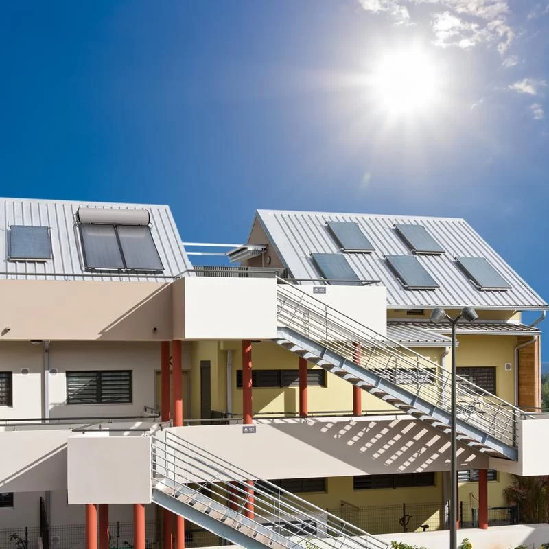 Paneles solares en un tejado para la generación de electricidad en casa