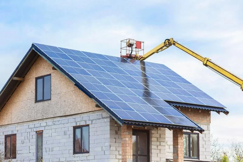 Instalación de paneles solares en un techo residencial, demostrando la eficiencia y ahorro.