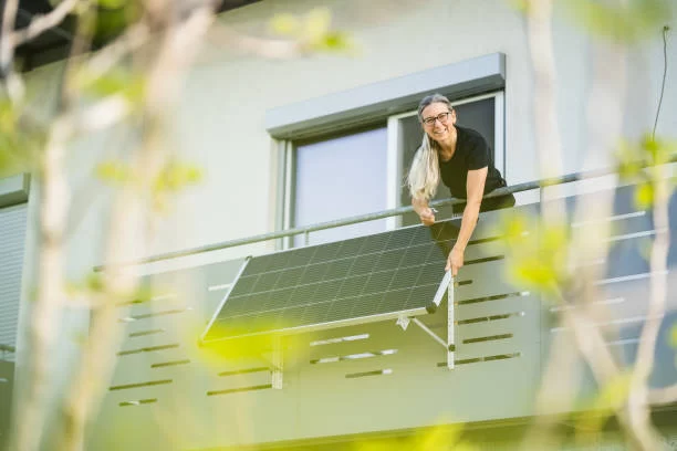 Estructuras para paneles solares en diferentes aplicaciones: techos metálicos, suelo, pared, y más.