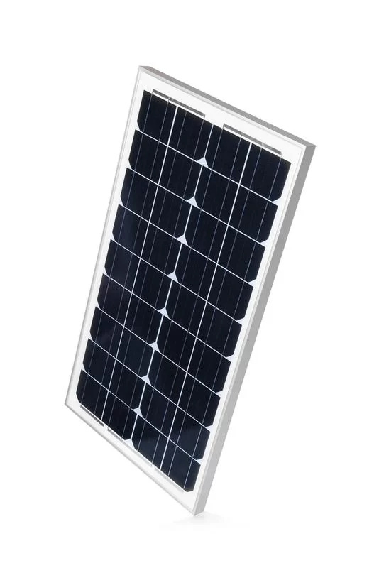 Paneles solares flexibles integrados en una mochila, que cargan pequeños dispositivos electrónicos durante aventuras al aire libre