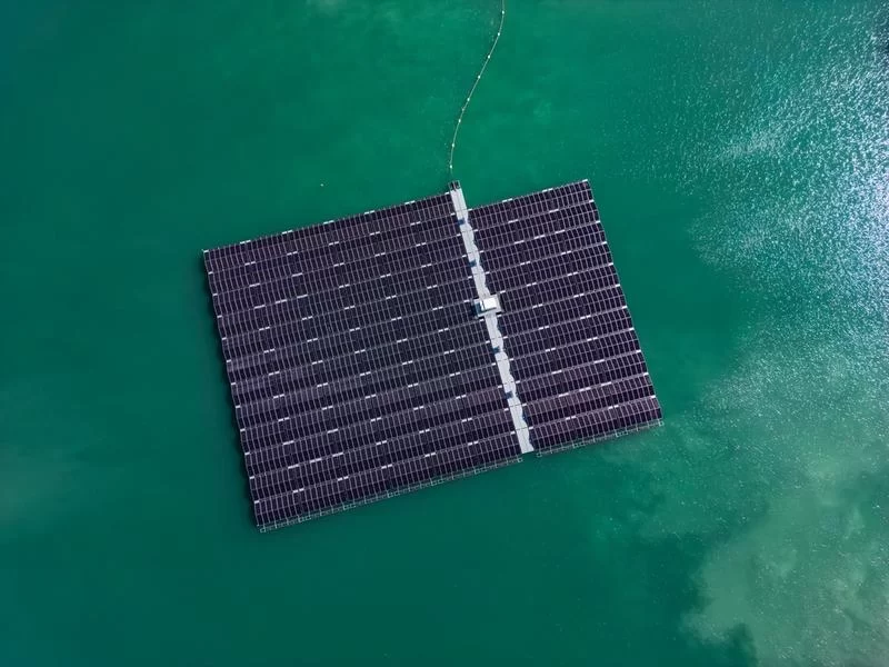 Paneles solares flotantes instalados en un embalse para generar energía renovable