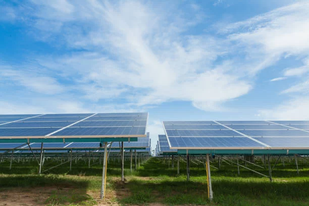 Paneles solares conectados a una microrred para reducir la dependencia de la red eléctrica