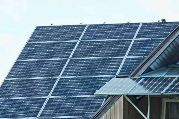 Paneles solares flexibles instalados en la cubierta de un velero bajo el sol