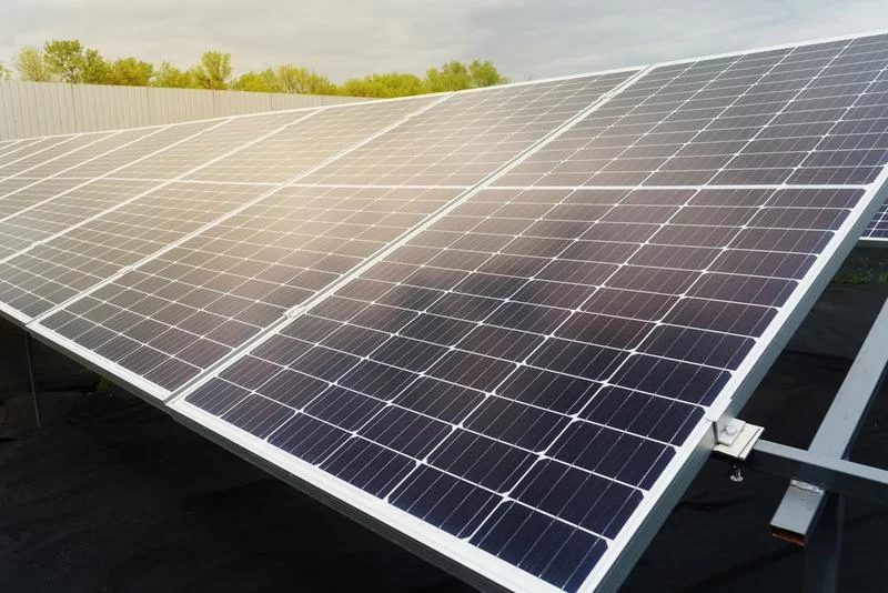 Paneles fotovoltaicos portátiles cargando dispositivos al aire libre