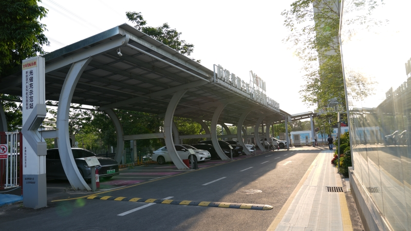 Estación de carga integrada con paneles solares para vehículos eléctricos, parte de un sistema microgrid.