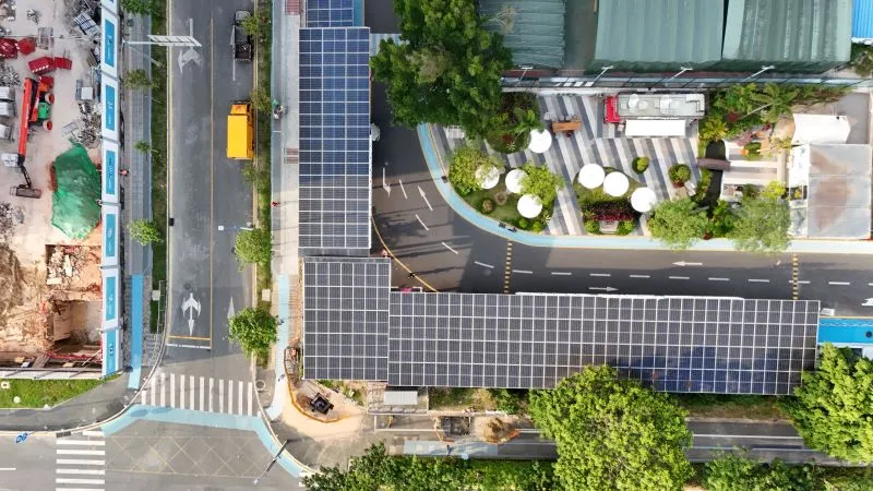 Paneles solares instalados en la estación de carga, parte del sistema fotovoltaico para generación de energía.