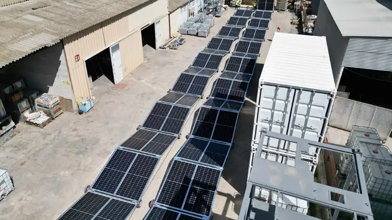 Paneles fotovoltaicos plegables que permiten la captación de energía solar de manera eficiente y portátil.