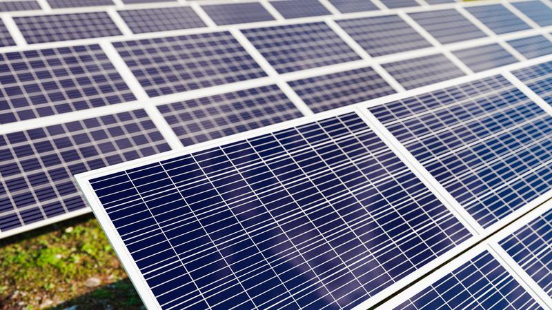 Aplicaciones comunes de los paneles solares monocristalinos en viviendas, edificios comerciales y terrenos agrícolas.