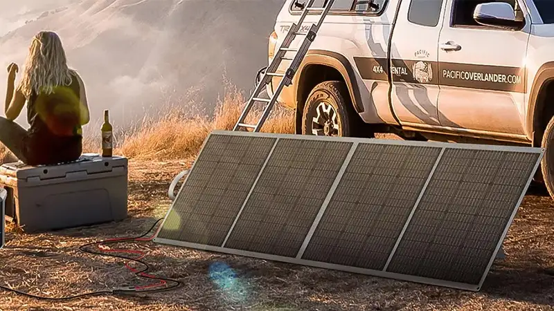 Placa solar portátil diseñada para capturar energía solar, perfecta para camping y otras actividades al aire libre.